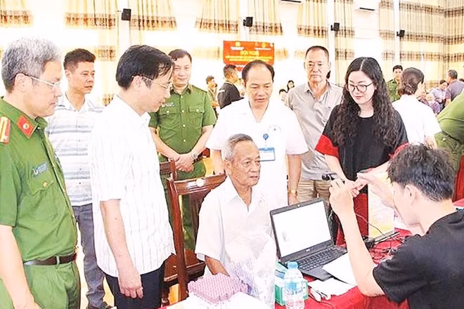 Lấy mẫu sinh phẩm ADN của thân nhân liệt sĩ tại xã Phú Nghĩa, Hà Nội. (Ảnh nhandan.vn)