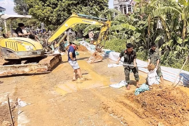 Lực lượng chức năng tham gia hộ đê hữu sông Cầu, địa bàn xã Đa Phúc, năm 2025 (Ảnh MINH ANH)