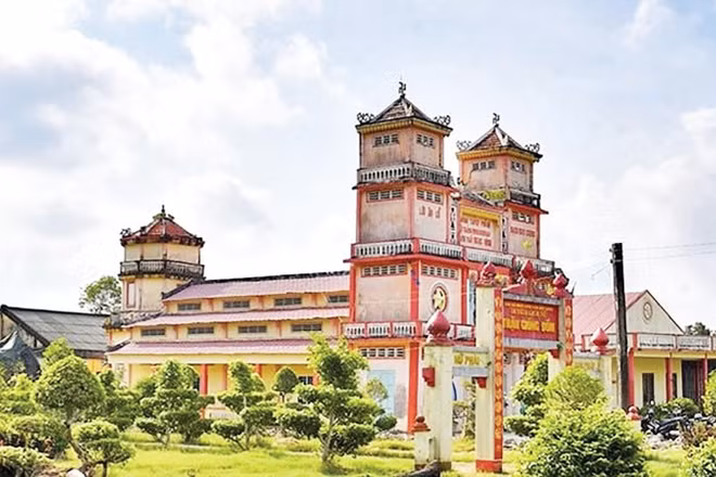 Thánh Thất Ngọc Minh ở Giồng Bốm (xã Phong Thạnh), nơi diễn ra các trận đánh ác liệt năm 1946.