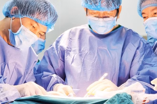 Các bác sĩ thực hiện ca phẫu thuật lấy, ghép thận tại Bệnh viện đa khoa thành phố Cần Thơ.