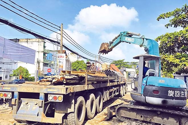 Đơn vị thi công dự án nâng cấp, mở rộng Quốc lộ 91 tập kết vật tư, thiết bị để thi công công trình. 