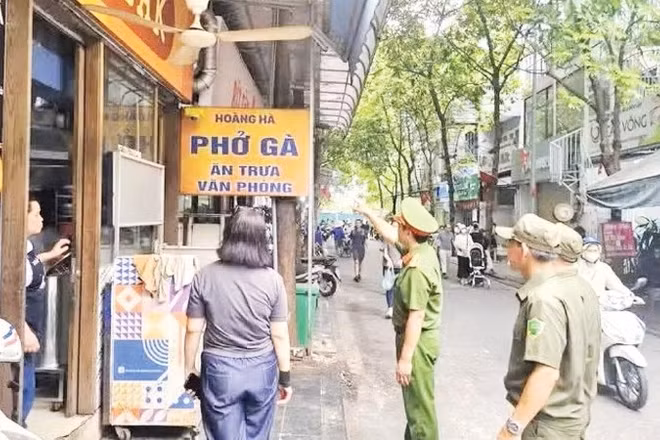 Lực lượng chức năng phường Vĩnh Tuy xử lý vi phạm trật tự đô thị.