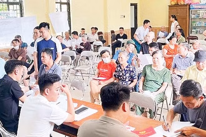 Xã Ngọc Hồi thực hiện chi trả tiền cho người dân thôn Vĩnh Thịnh để thực hiện giải phóng mặt bằng dự án Khu đô thị thể thao quốc tế Hà Nội.