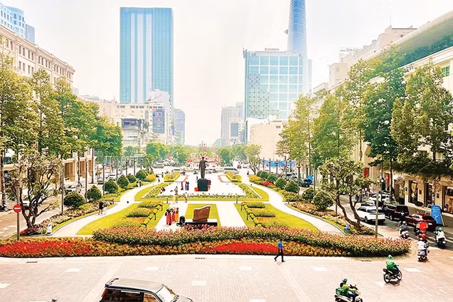 Phố đi bộ Nguyễn Huệ là không gian công cộng điển hình của thành phố.