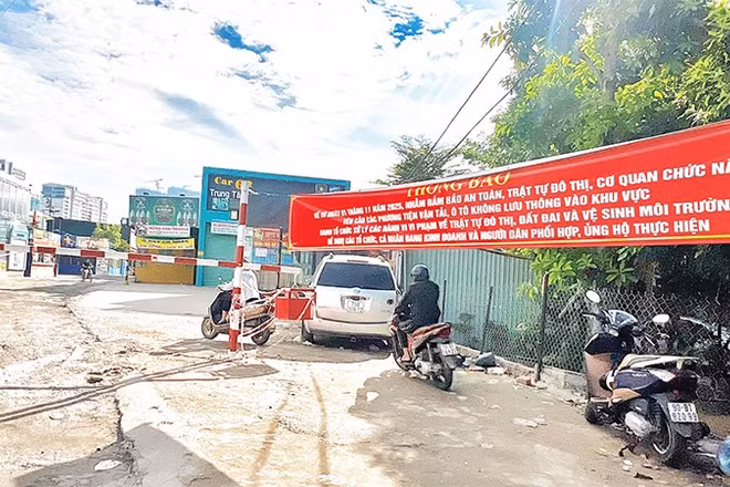Ủy ban nhân dân phường Bình Trưng treo bảng thông báo về việc xử lý vi phạm trật tự đô thị tại một khu đất trên địa bàn phường.