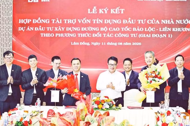 Lãnh đạo tỉnh Lâm Đồng chúc mừng hai đơn vị ký hợp đồng tín dụng (Ảnh MAI VĂN BẢO)