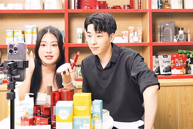 Hoạt động livestream bán hàng trên các sàn thương mại điện tử diễn ra sôi động trên địa bàn Thành phố Hồ Chí Minh. (Ảnh THẾ ANH)