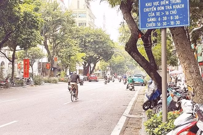 Điểm trung chuyển đón, trả khách trên phố Bà Triệu (Ảnh TRÍ DŨNG)