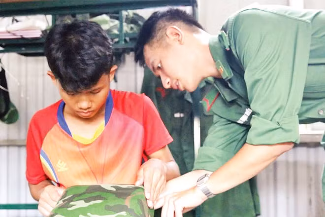 Hồ Lanh được chiến sĩ biên phòng hướng dẫn gấp chăn, gối trước khi về nội trú ở trường học mới.