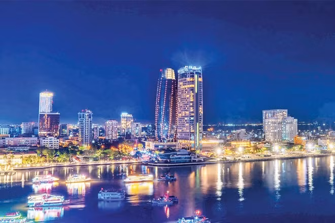 Tàu du lịch đưa khách tham quan Đà Nẵng về đêm.