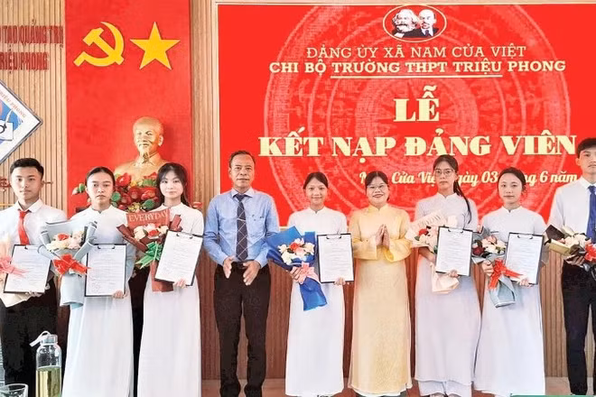 Em Lê Thanh Hoàn (ngoài cùng bên phải) trong lễ kết nạp đảng viên tại Chi bộ Trường THPT Triệu Phong.