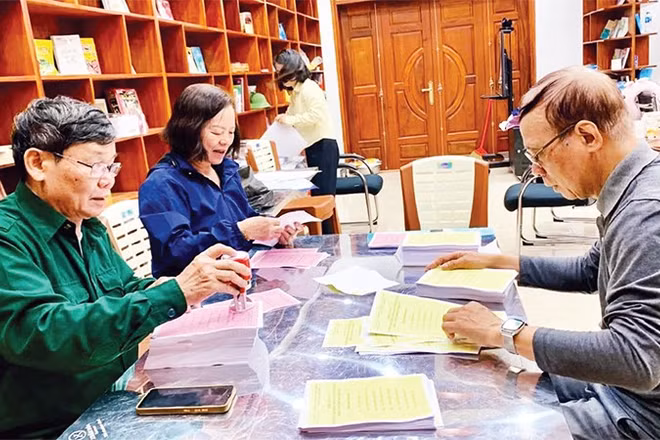 Công tác chuẩn bị cho ngày bầu cử ở xã Nghĩa Trụ, tỉnh Hưng Yên đang được hoàn tất.