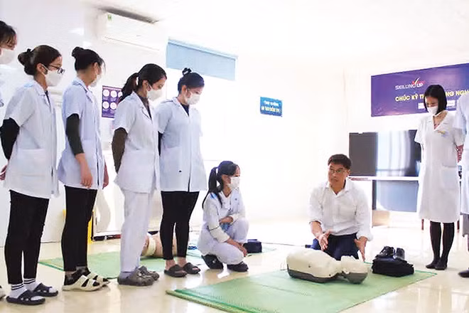 Chuyên gia nước ngoài hướng dẫn kỹ thuật chuyên sâu cho sinh viên Trường cao đẳng Y tế Thái Bình.