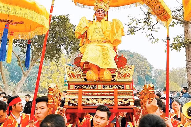 Lễ hội rước vua giả ở đền Sái (xã Thư Lâm, Hà Nội) là lễ hội lớn trong vùng, hằng năm thu hút đông đảo khách du lịch.