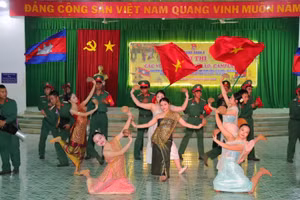Bộ đội và nữ thanh niên đơn vị kết nghĩa thể hiện điệu múa nước bạn.