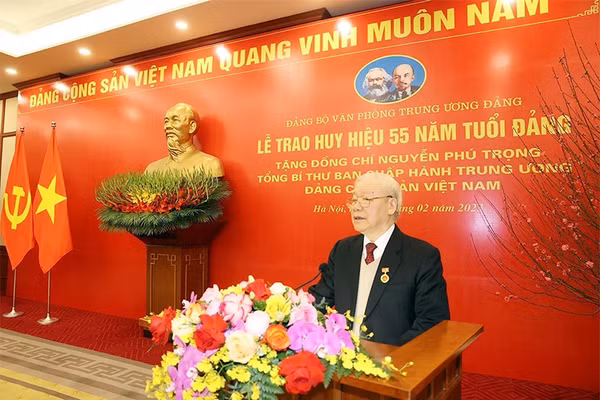 Tổng Bí thư Nguyễn Phú Trọng phát biểu tại buổi Lễ trao tặng Huy hiệu 55 năm tuổi Đảng. Ảnh: TTXVN