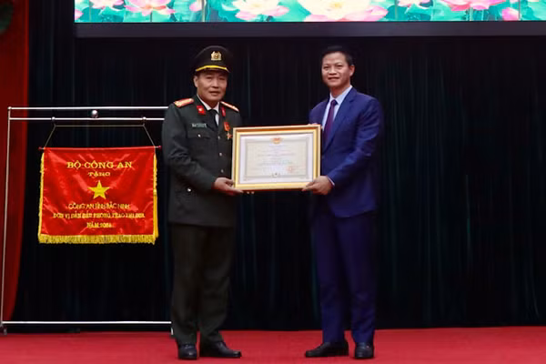 Thừa ủy quyền của Chủ tịch nước, Chủ tịch Ủy ban nhân dân tỉnh Bắc Ninh Vương Quốc Tuấn trao Huân chương Chiến công hạng Ba tặng Đại tá Bùi Chiến Thắng, Phó Giám đốc Công an tỉnh.