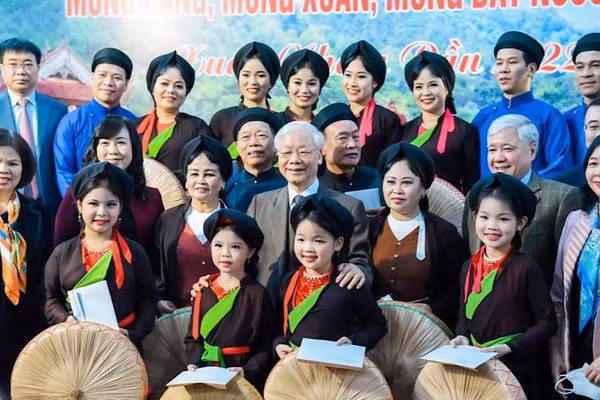 Tổng Bí thư Nguyễn Phú Trọng chụp ảnh kỷ niệm với các liền anh, liền chị quan họ.