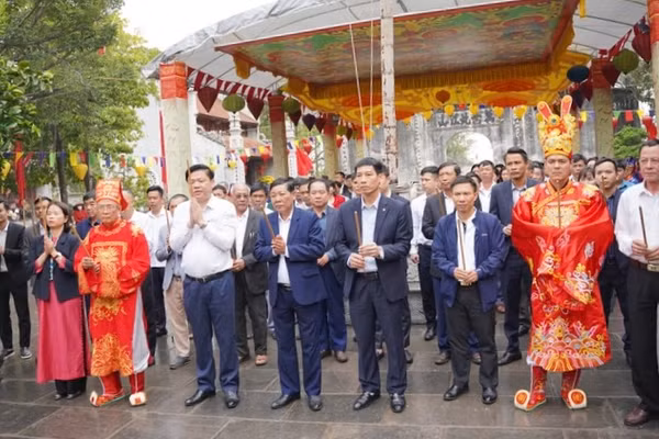 Các đại biểu dâng hương Đức Thánh Trần tại lễ Cáo yết.