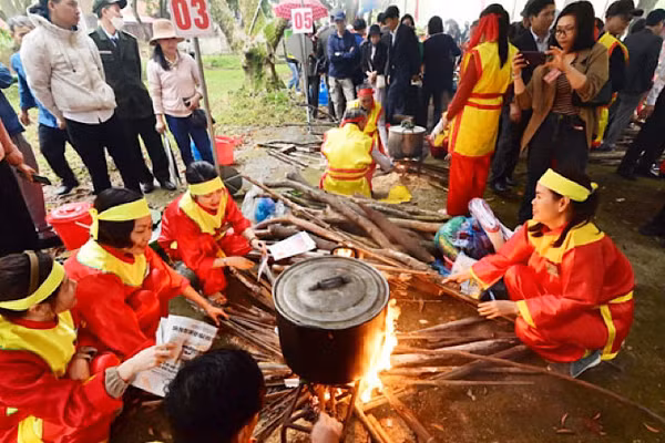 Các nghệ nhân luộc bánh chưng tại Hội thi bánh chưng, bánh giầy.