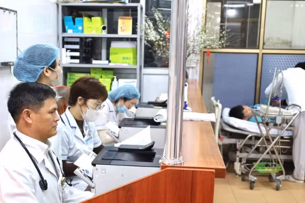 Bệnh viện Đa khoa tỉnh Nam Định thực hiện khám, chữa bệnh cho bệnh nhân.