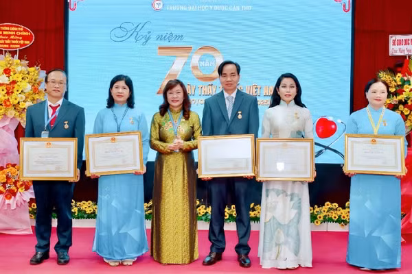 Lãnh đạo Trường đại học Y Dược Cần Thơ trao danh hiệu Thầy thuốc ưu tú cho các cá nhân.