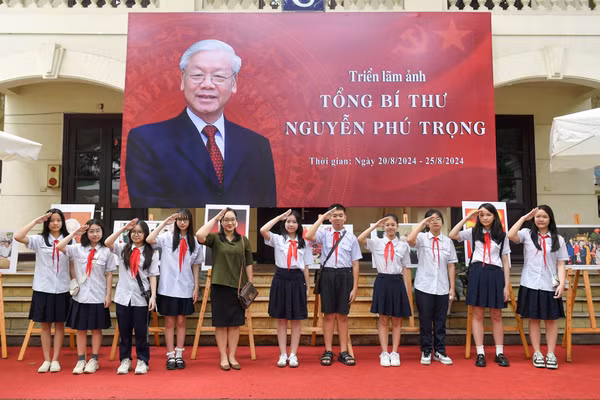 Giáo viên và học sinh lớp 8A2.1 Trường trung học cơ sở Ngô Sĩ Liên (quận Hoàn Kiếm, Hà Nội) tham quan Triển lãm.