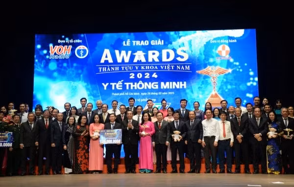 Các đại biểu chụp hình lưu niệm với các tập thể đoạt giải