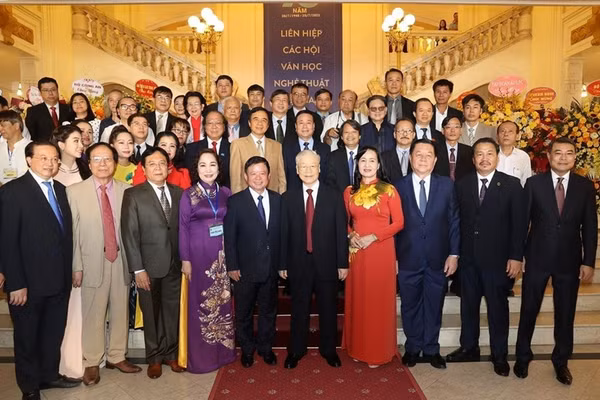Tổng Bí thư Nguyễn Phú Trọng và các đại biểu tham dự Lễ kỷ niệm 75 năm Ngày thành lập Liên hiệp các Hội Văn học Nghệ thuật Việt Nam, tháng 7-2023. Ảnh: TRÍ DŨNG