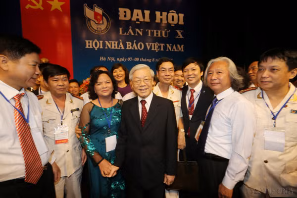 Tổng Bí thư Nguyễn Phú Trọng với các đại biểu dự Đại hội đại biểu toàn quốc Hội Nhà báo Việt Nam lần thứ X, nhiệm kỳ 2015-2020. Ảnh: Trí Dũng–TTXVN