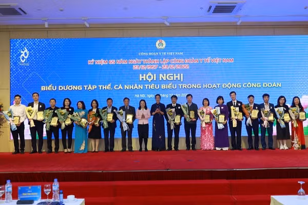 Công đoàn Y tế Việt Nam biểu dương các cá nhân và tập thể. 