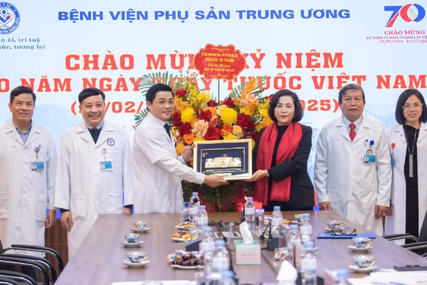  Phó Chủ tịch Quốc hội Nguyễn Thị Thanh thăm và chúc mừng cán bộ, bác sĩ, nhân viên y tế tại Bệnh viện Phụ sản Trung ương. 