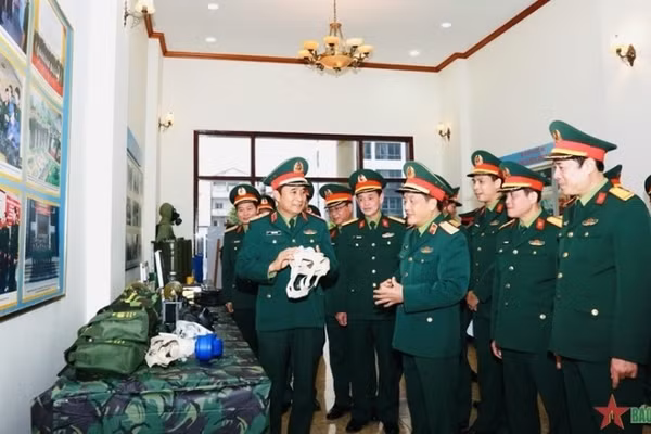 Thượng tướng Phùng Sĩ Tấn và các thành viên trong Đoàn Công tác tham quan các sản phẩm dự kiến trưng bày tại Triển lãm Quốc phòng Quốc tế Việt Nam năm 2024 của Binh chủng Hóa học. (Nguồn: Quân đội nhân dân)