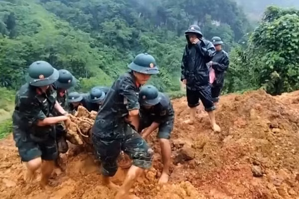 Cán bộ, chiến sĩ Bộ Chỉ huy Quân sự tỉnh Hà Giang tìm kiếm nạn nhân bị vùi lấp trong vụ sạt lở ở xã Yên Định (Bắc Mê, Hà Giang), tháng 7/2024.