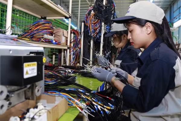 Sản xuất thiết bị điện công nghệ cao tại Công ty cổ phần Kỹ thuật công nghiệp Á Châu tại Khu công nghệ cao Hòa Lạc. (Ảnh: nhandan.vn)