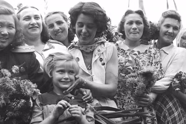 Bà Raymonde Dien (giữa) tại Berlin, Cộng hòa dân chủ Đức, tháng 8/1951.