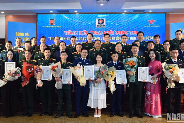 Các đại biểu cùng các tập thể, cá nhân đoạt giải cuộc thi năm 2024. (Ảnh: TUẤN HUY) 