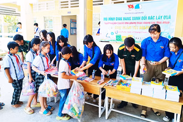 “Gian hàng xanh đổi rác lấy quà” hưởng ứng chống rác thải nhựa