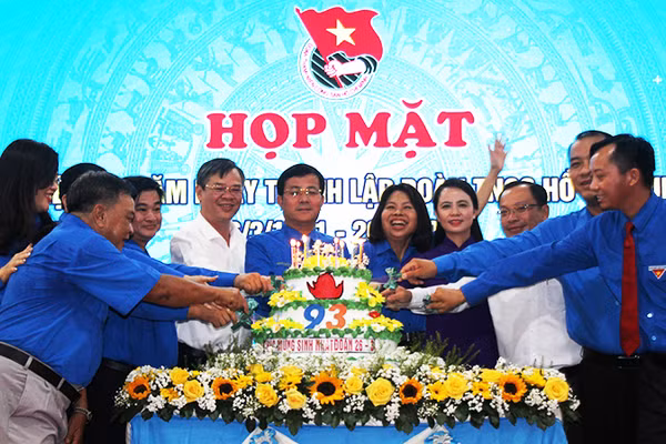 Cắt bánh kem mừng sinh nhật Đoàn.