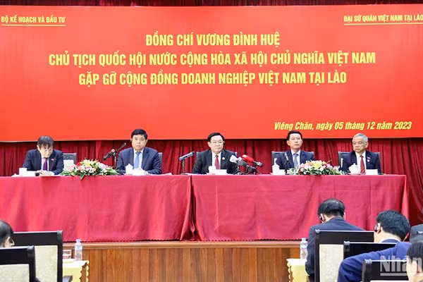 Chủ tịch Quốc hội Vương Đình Huệ; Phó Thủ tướng, Bộ trưởng Ngoại giao Lào Saleumxay Kommasith; Phó Chủ tịch Quốc hội Lào Xommat Phonsena; Bộ trưởng Kế hoạch và Đầu tư Nguyễn Chí Dũng; Đại sứ Việt Nam tại Lào Nguyễn Bá Hùng tại cuộc gặp mặt cộng đồng doanh nghiệp Việt Nam tại Lào. (Ảnh: Hải Tiến)