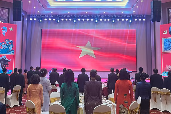 Các đại biểu thực hiện nghi lễ chào cờ tại sự kiện. (Ảnh: TRỊNH DŨNG)