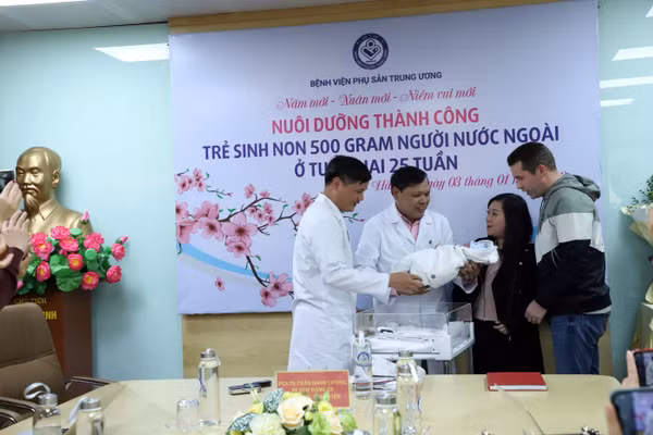 Chị Bùi Ngọc Dung cùng chồng vui mừng đón con từ các thầy thuốc Bệnh viện Phụ sản Trung ương.