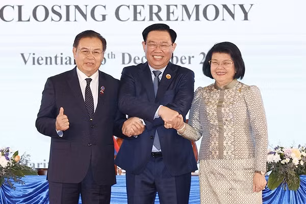 Chủ tịch Quốc hội Vương Đình Huệ, Chủ tịch Quốc hội Lào Saysomphone Phomvihane và Chủ tịch Quốc hội Vương quốc Campuchia Samdech Khuon Sudary tại lễ bế mạc. (Ảnh Doãn Tấn)