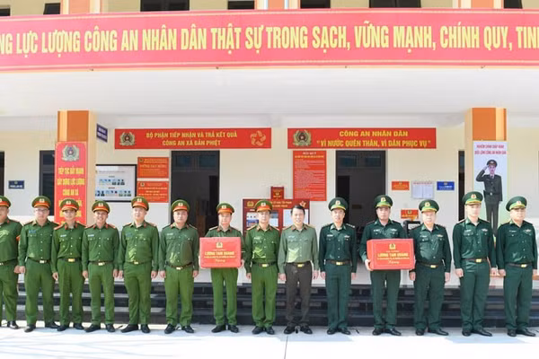 Bộ trưởng Công an Lương Tam Quang thăm, động viên Công an xã Bản Phiệt và Trạm kiểm soát biên phòng xã Bản Phiệt, huyện Bảo Thắng, tỉnh Lào Cai. (Ảnh: Bộ Công an)