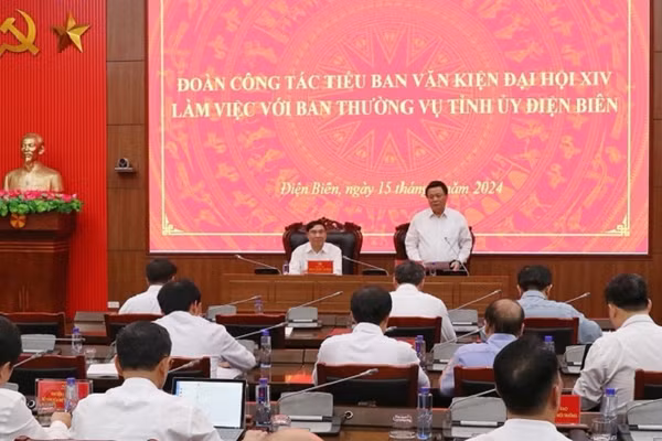 Đồng chí Nguyễn Xuân Thắng, Ủy viên Bộ Chính trị, Chủ tịch Hội đồng Lý luận Trung ương, Giám đốc Học viện Chính trị quốc gia Hồ Chí Minh, phát biểu tại buổi làm việc với Tỉnh ủy Điện Biên.