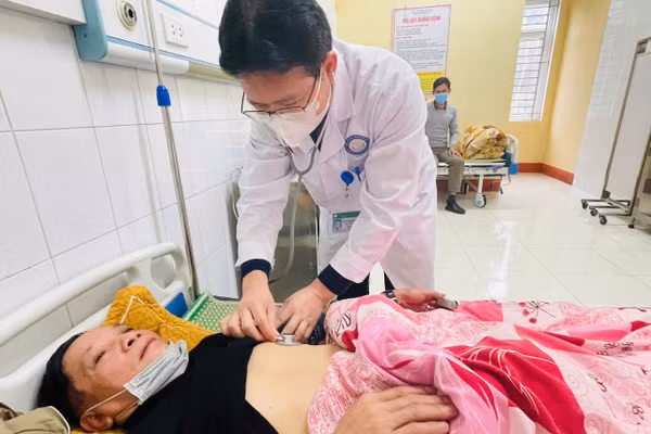 Bác sĩ Quyết thăm khám người bệnh cao huyết áp tại bệnh viện Nội tiết tỉnh Yên Bái. Ảnh: THANH SƠN