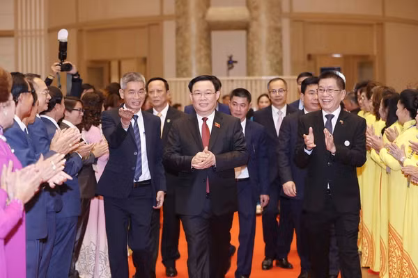Chủ tịch Quốc hội Vương Đình Huệ gặp gỡ cộng đồng người Việt Nam tại Thái Lan. (Ảnh: TTXVN)