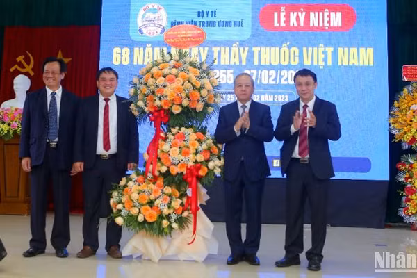 Phó Bí thư Thường trực Tỉnh ủy Thừa Thiên Huế Phan Ngọc Thọ trao lẵng hoa chúc mừng của Quyền Chủ tịch nước Võ Thị Ánh Xuân tới Bệnh viện Trung ương Huế.