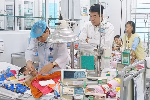 Bác sĩ Phạm Văn Dũng (bên trái) thăm khám cho bệnh nhân.