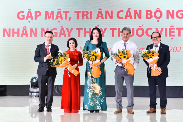 Đồng chí Lê Quốc Minh, Ủy viên Trung ương Đảng, Tổng Biên tập Báo Nhân Dân, Phó Trưởng Ban Tuyên giáo Trung ương, Chủ tịch Hội Nhà báo Việt Nam tặng hoa chúc mừng các bác sĩ, cán bộ y tế tại buổi gặp mặt. 